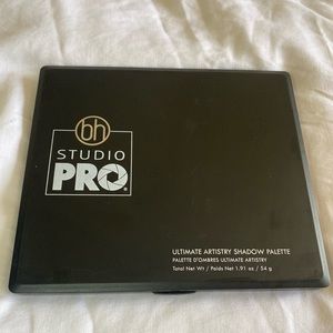 Hello everyone this is a bh studio pro make up eyeshadow palette.